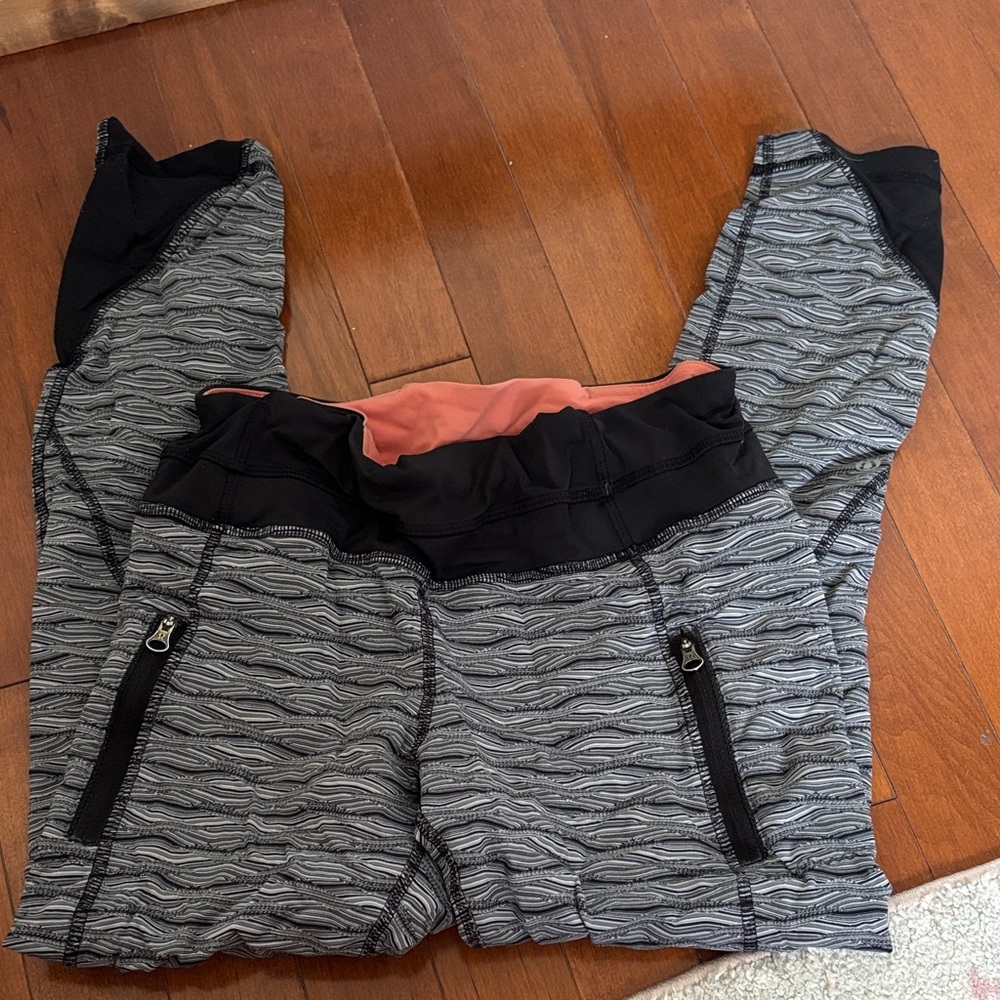 Lululemon black and grey crop leggings